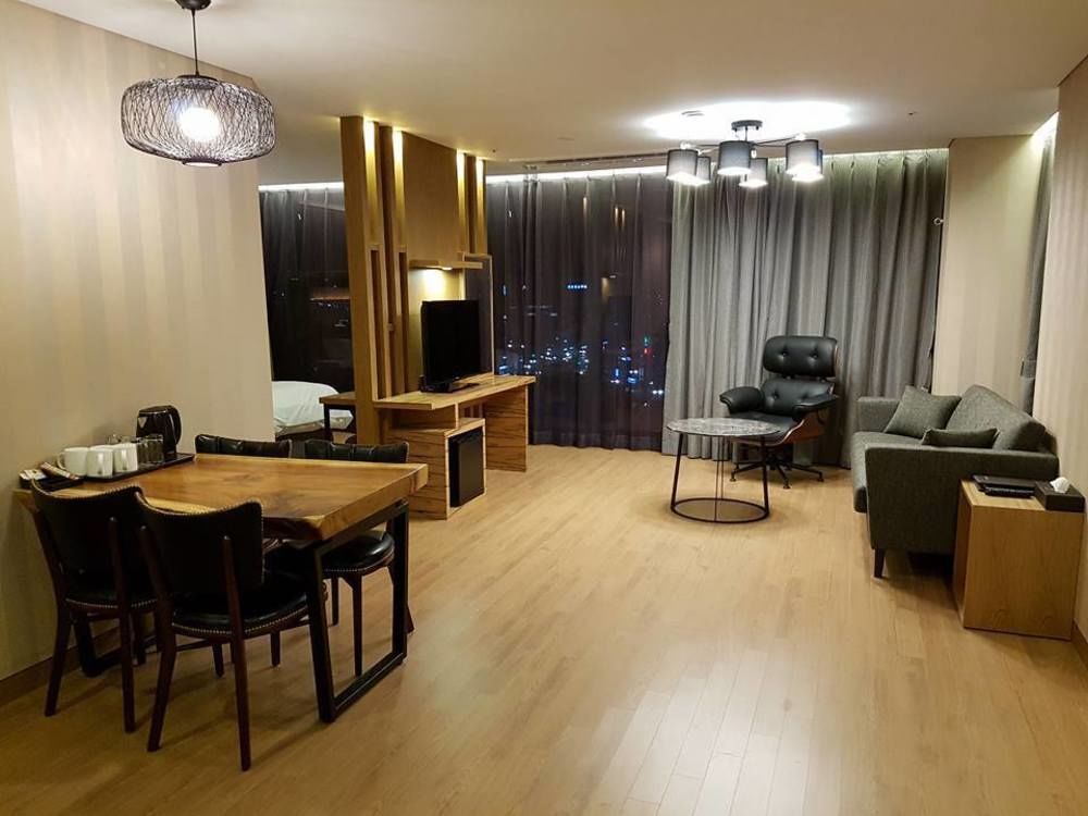 J Square Hotel And Wedding จินจู ภายนอก รูปภาพ