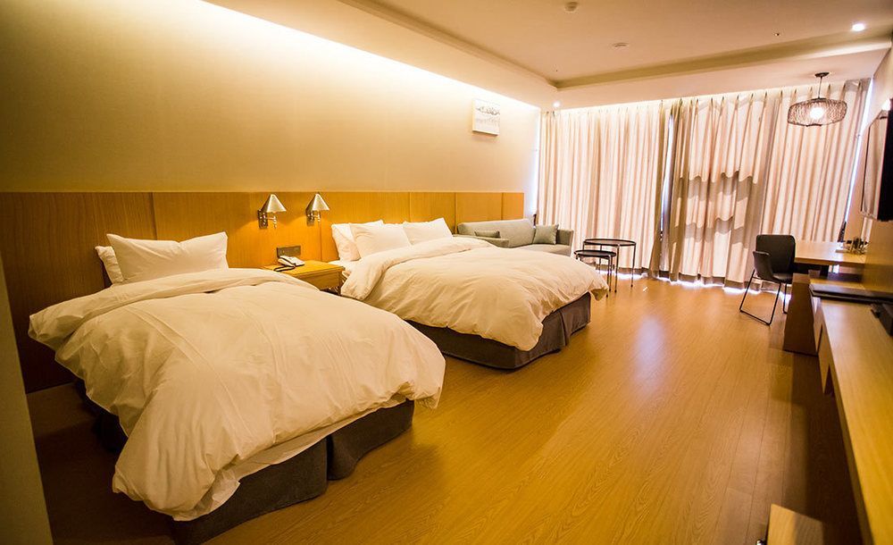 J Square Hotel And Wedding จินจู ภายนอก รูปภาพ