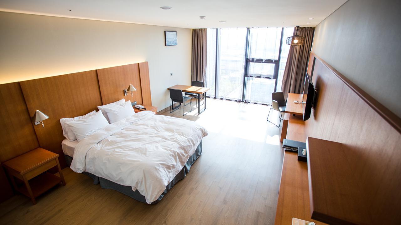 J Square Hotel And Wedding จินจู ภายนอก รูปภาพ